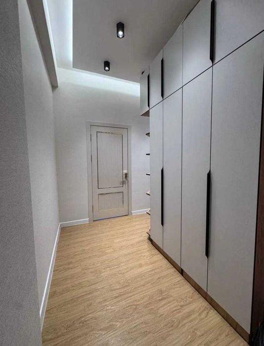 8-кварталда EVRO HITECH квартира, 1 ёки 2та кизга шерикликка безмаклер