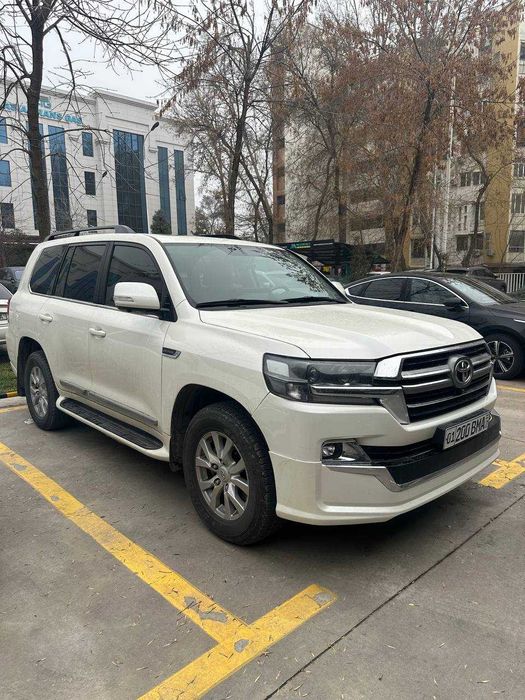 Toyota Land Cruiser 200, 2019 г. — 84 000 км—Белый — 4.0 V6 — бак 150л