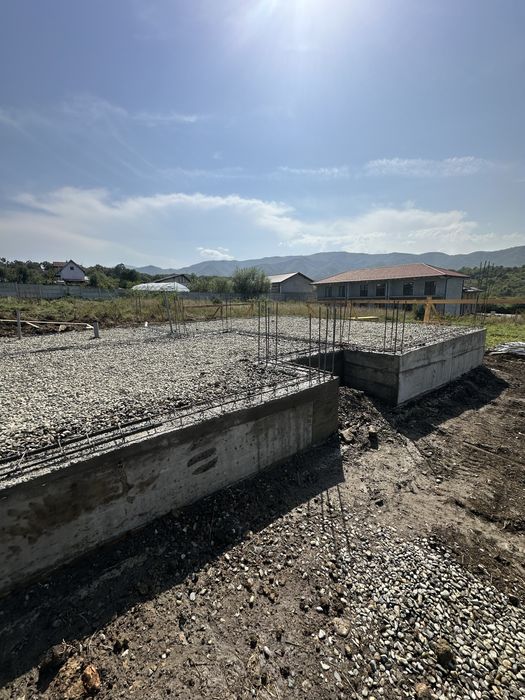 Case la rosu , fundatii , garduri,elevatii,acoperis