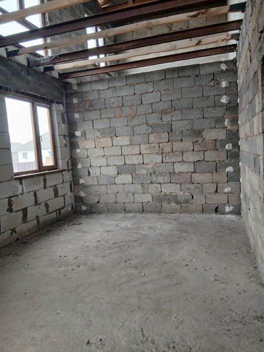 Продаеться недостроенный дом