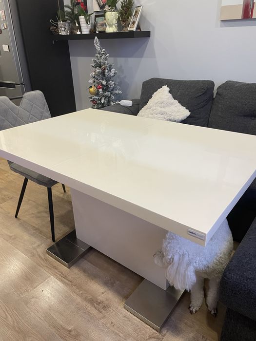 Трапезна маса от бял гланц