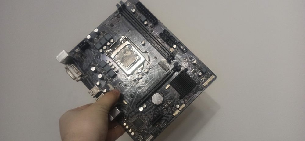 Процессор Intel Core i5-10400F Материнская плата GIGABYTE B460M D2VX