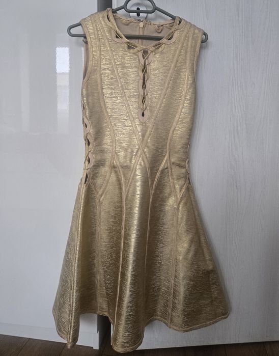 Чисто нова шармантна златна рокля