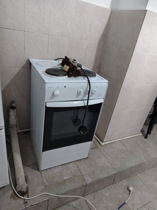 Электро плита, в рабочем состояние