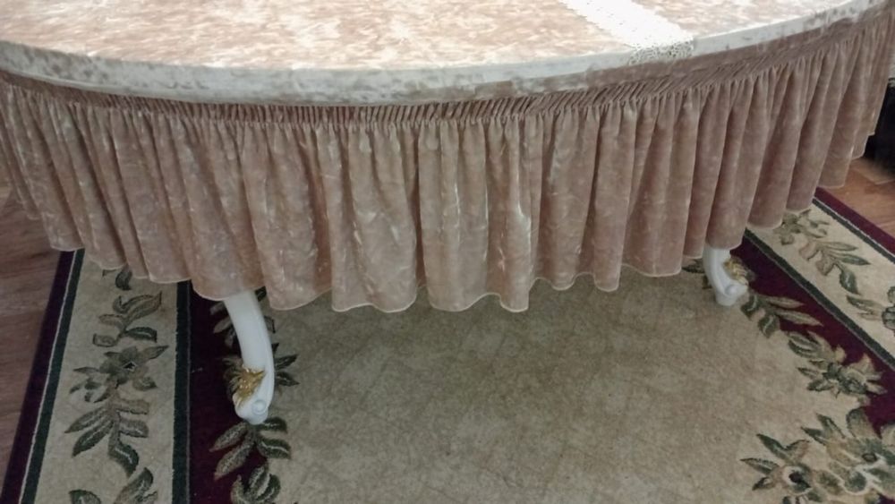 Срочно продам стол для гостинный