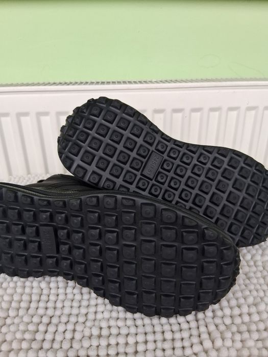 Vând, ghete noi ușoare îmblănite și pe talpă mărimea 39 ,24,5cm.