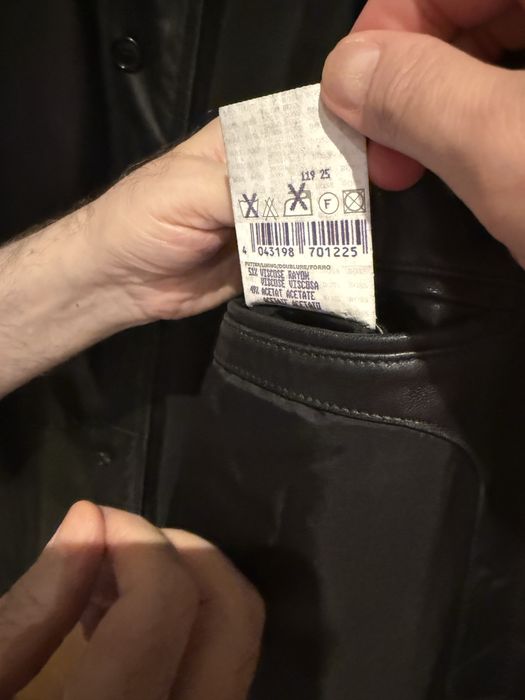 Geaca piele Hugo boss neagra  măsură 52-54 noua