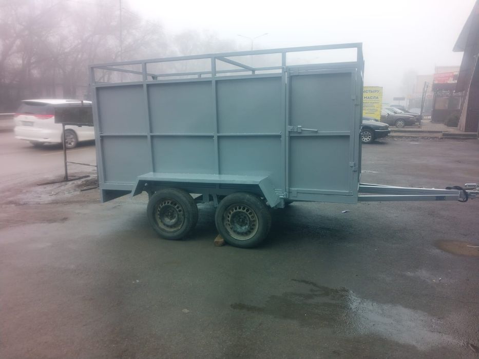 Лековой прицеп коневозка