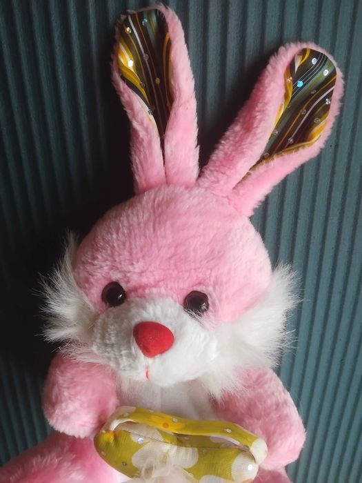 Розово Зайче държащо сърце