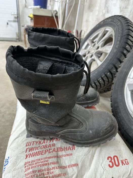 Новые резиновые сапоги и б/у ботинки