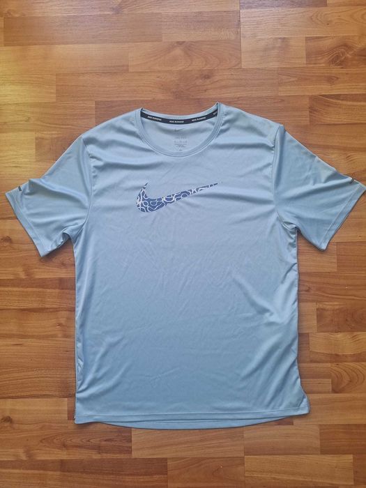 Tricou Nike Dri-Fit Running Mărimea M Albastru Deschis Swoosh Grafic