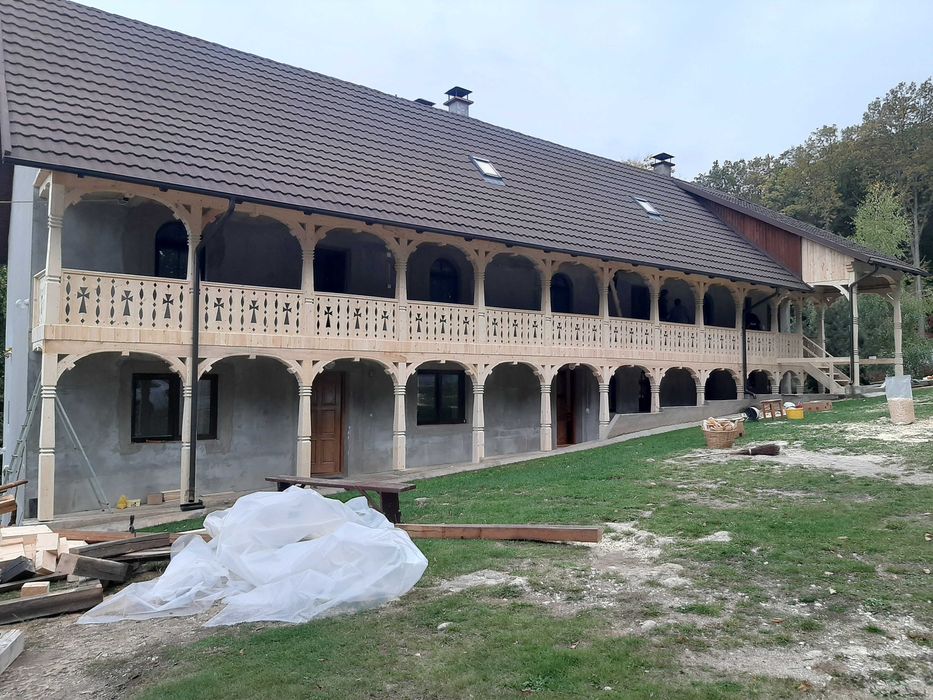 Porti maramuresene, foisoare ,leagane ,casute si terase din lemn