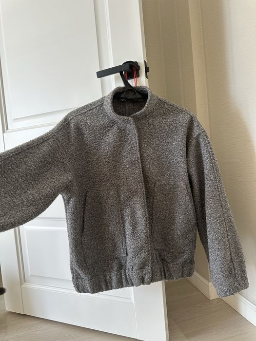 Бомбер серого цвета