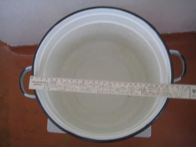 Кастрюля около 12 литров