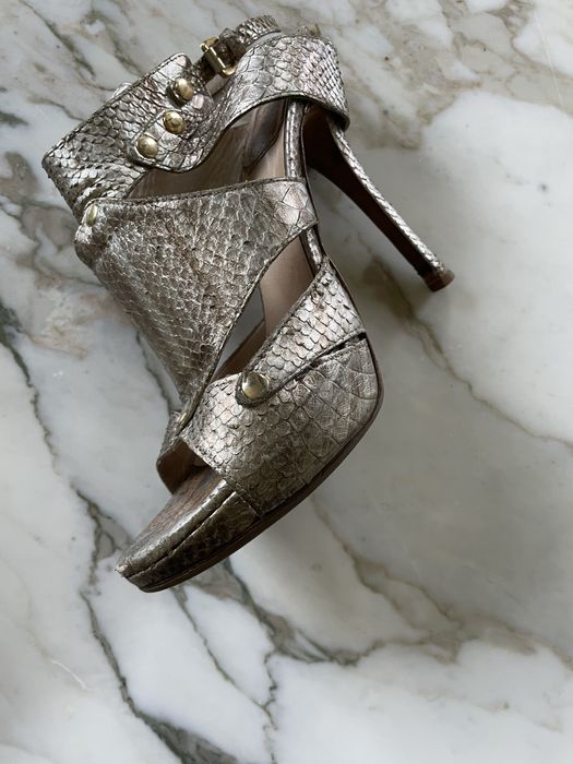 Pantofi CHRISTIAN DIOR din piele exotica purtati in Sex & the City