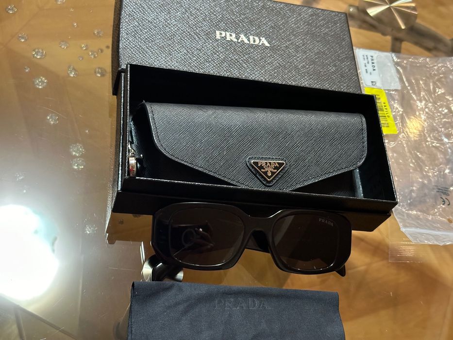 Ochelarii de soare Prada