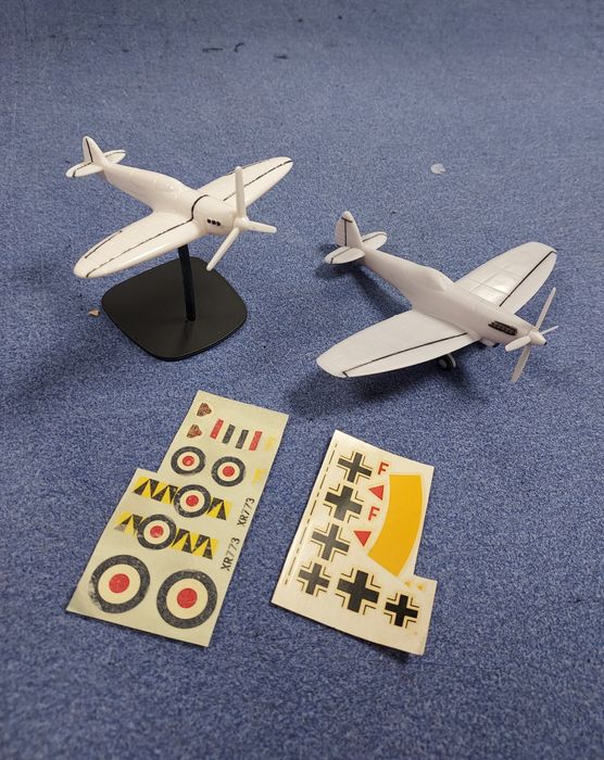 Machete avioane Spitfire WW II-Revell si decaluri-jucarii, colectie