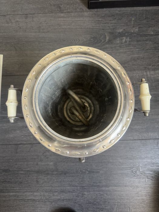 Руски самовар на ток.