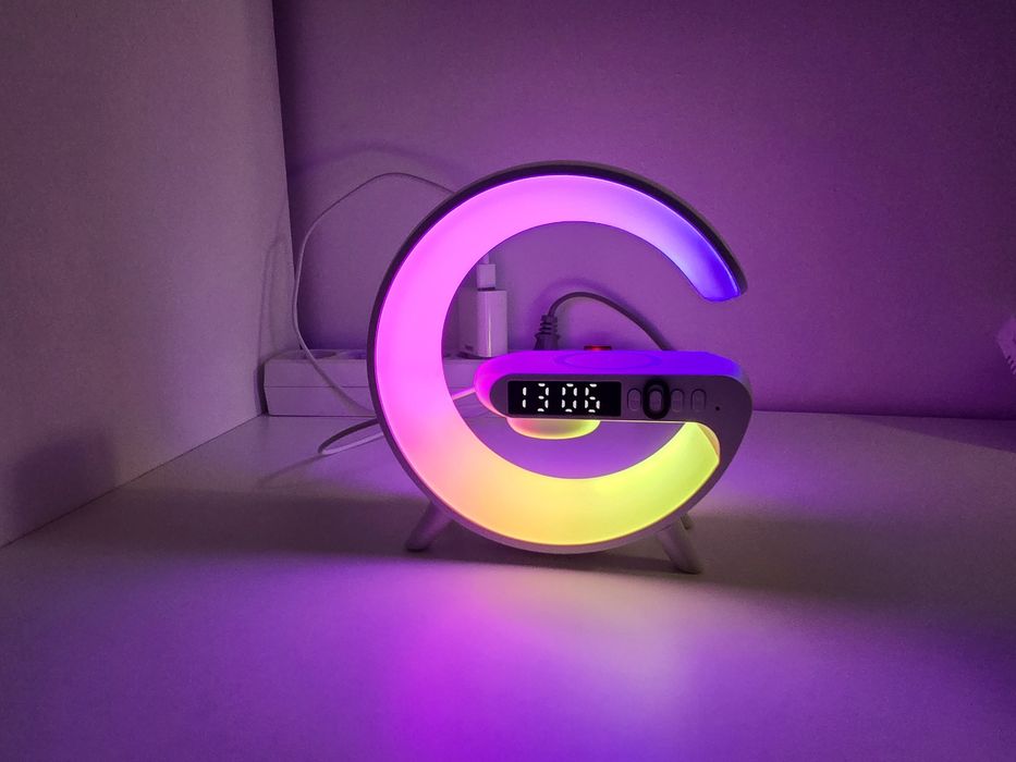 Vand Boxa ambientala cu lumina smart si incarcator wireless