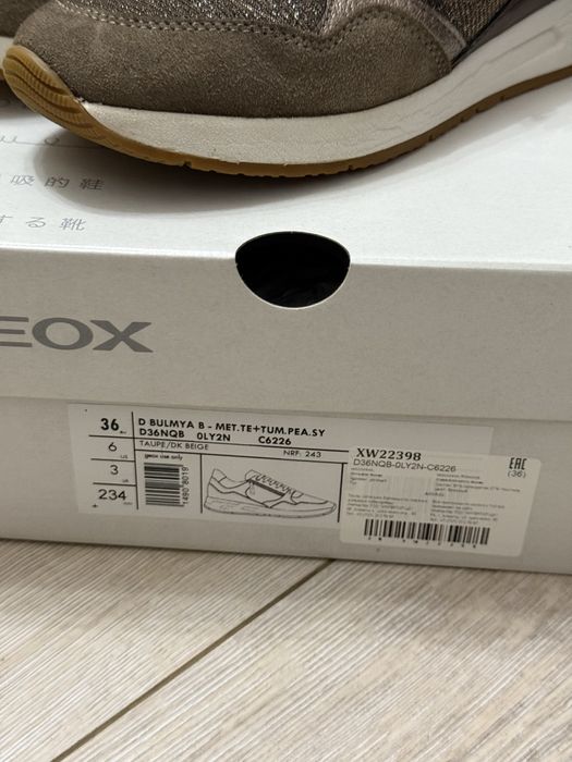 Женские кроссовки