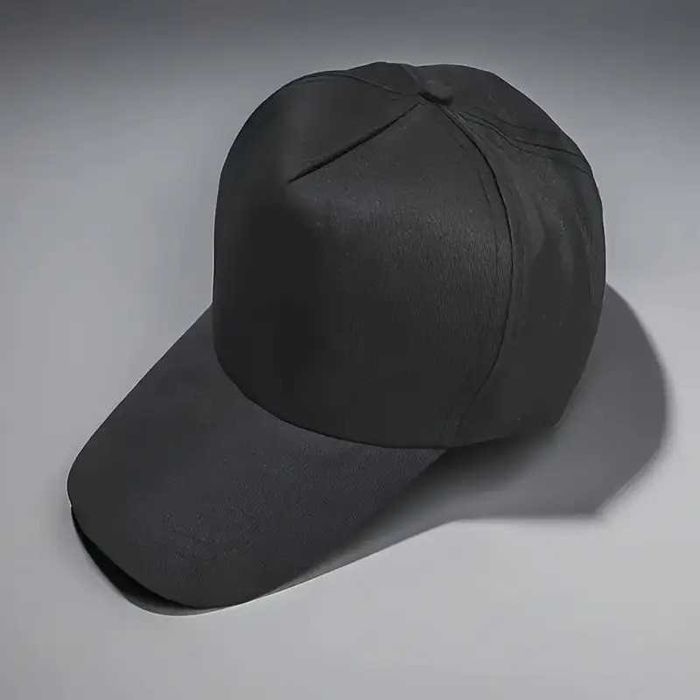 Нова шапка с козирка в черен цвят