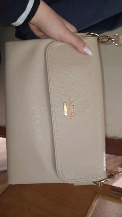 Guess дамска чанта – голям размер, бежова с дълга дръжка