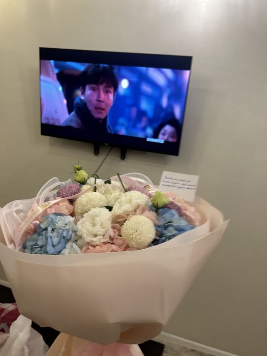 Подарите девушке цветы на 8 марте)