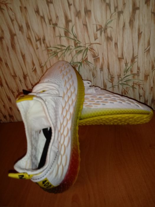 Модные весенние молодежные кроссовки