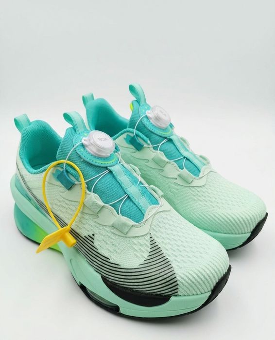 спортивные кроссовки с системой BOA. удобные для бега и спорта.