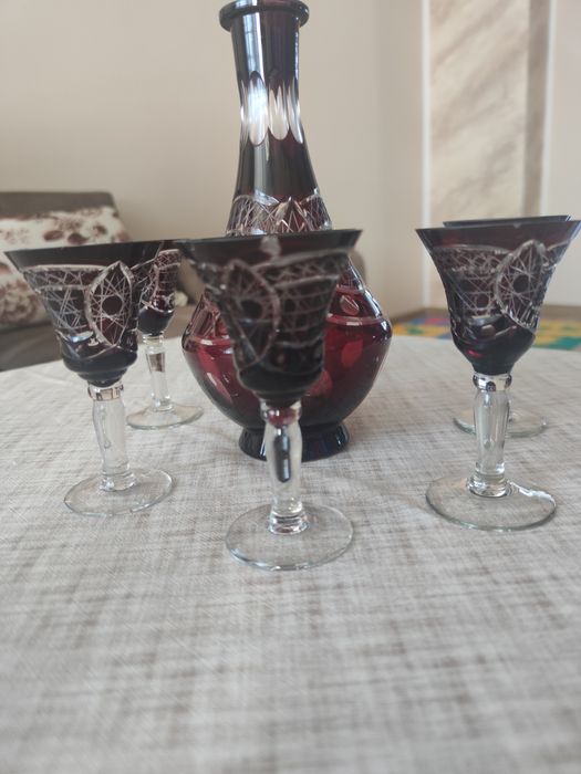 Сервиз от червен кристал