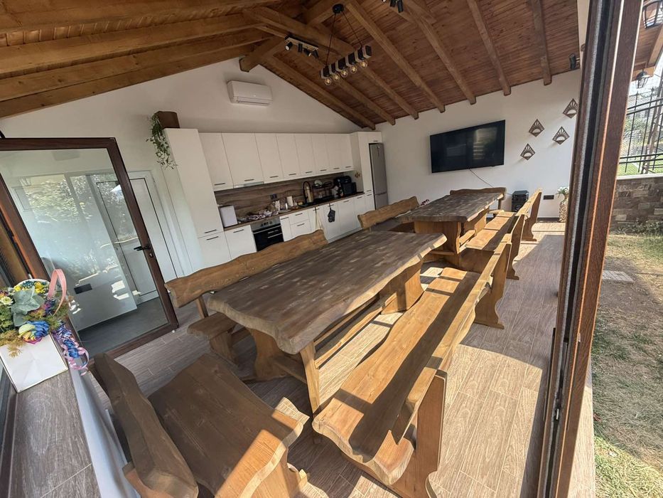 Маса с жив ръб материал е бял бор