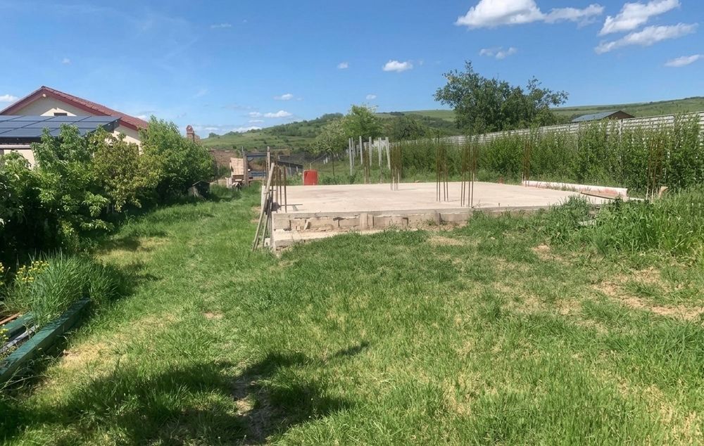 Teren intravilan  2.300 mp, fundatie turnata, utilitati — Izvor, Șimnicu de Sus