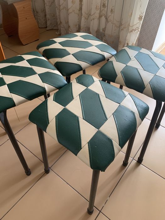 Стол со стульями