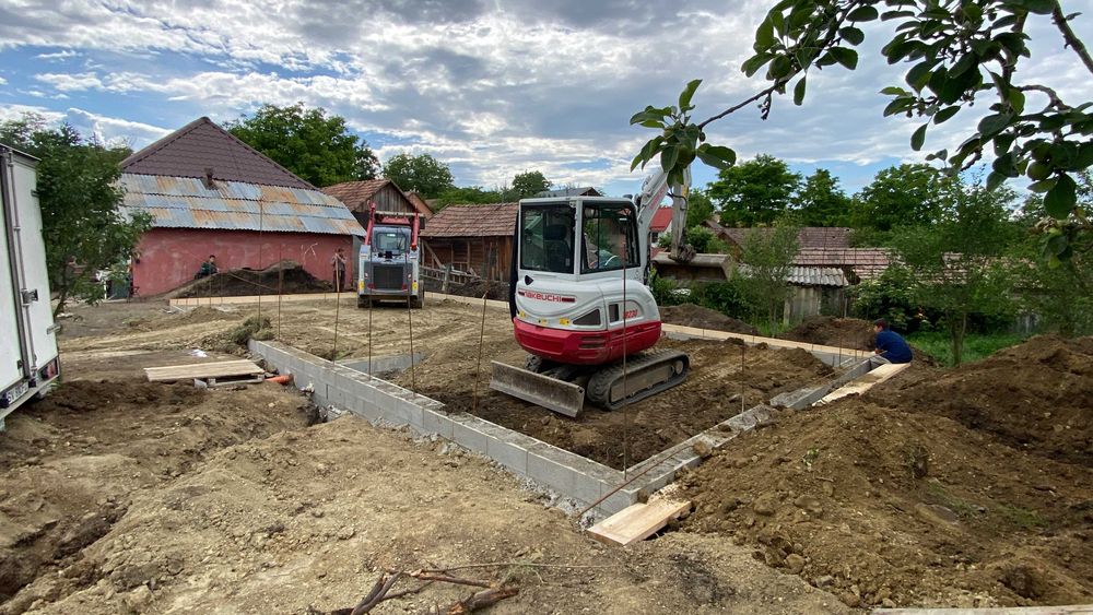Închiriez mini excavator