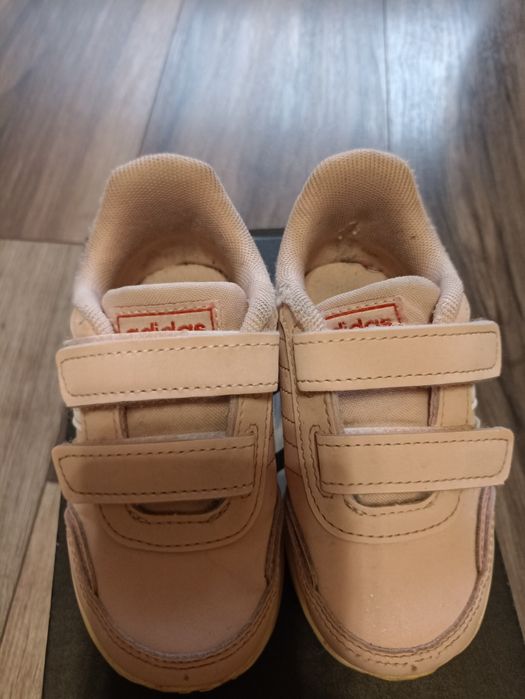 Продавам детски кецове Adidas номер 23