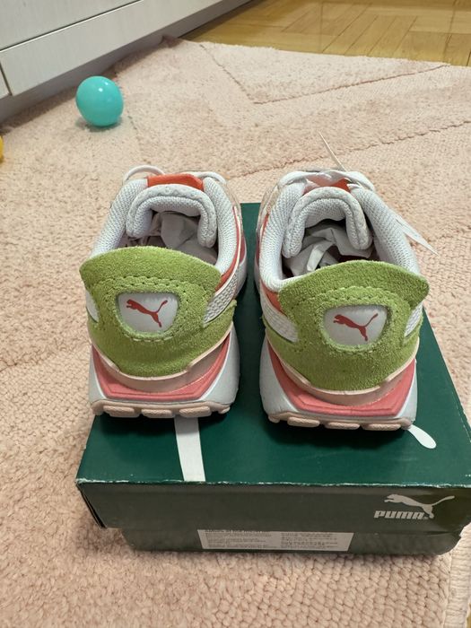 Нови бебешки маратонки Puma за момиче