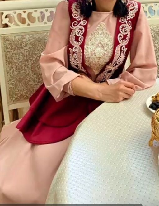 Продаётся платье и желетка