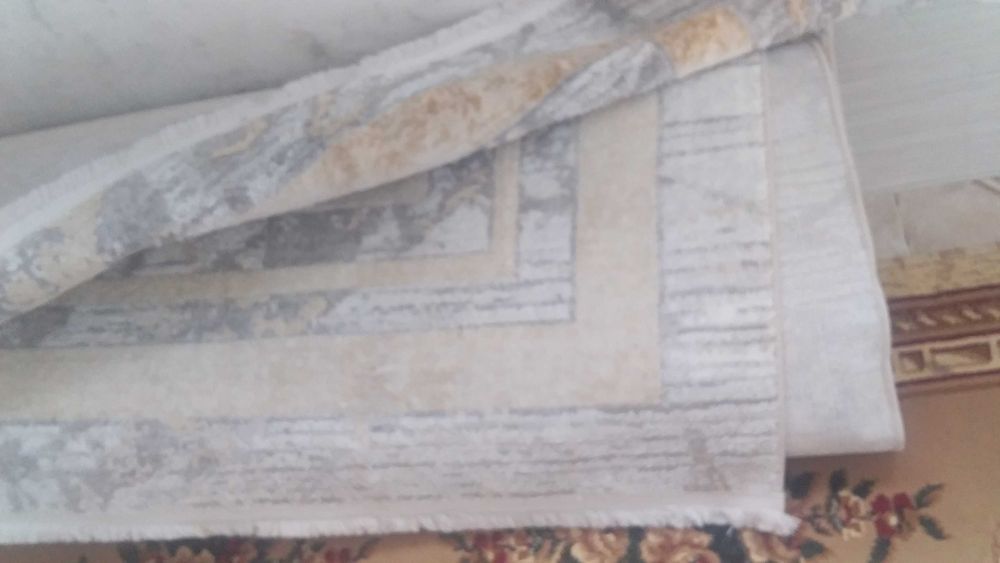 Ковёр почти новый болшой