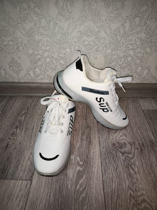 Продам кроссовки