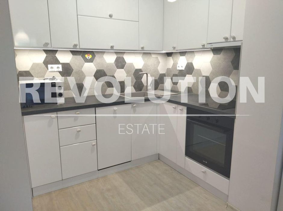 Дава се под наем Четиристаен апартамент в к.к. Св.Св. Константин и Елена - 120 кв.м за 1600 € - Снимка #1