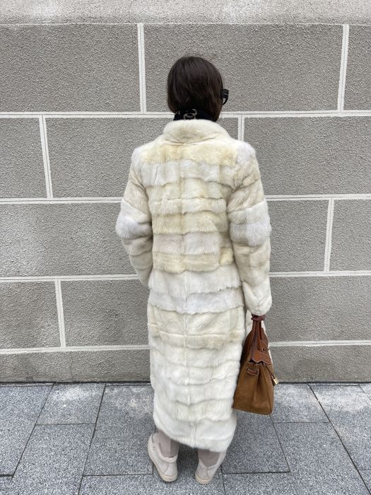 Haina lunga din blana naturala de vizon culoarea untului