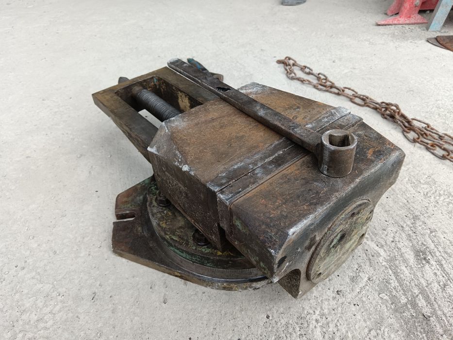 Станочные тиски со шкалой.