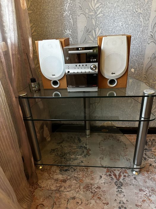 Стеклянная полка под телевизор