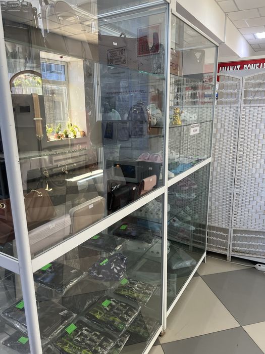 Стеклянные витрины.