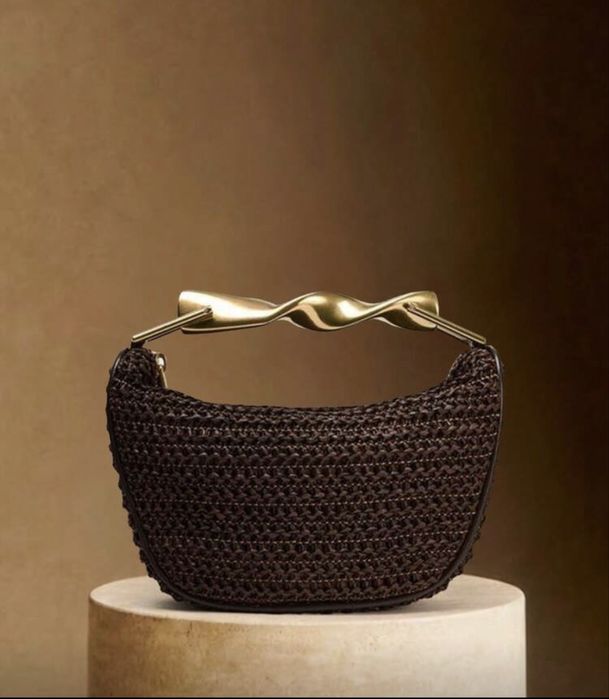 Geanta suoerba minimalista maro ciocolata cu maner masiv auriu