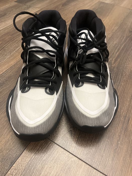 Продам кроссовки совершено новые NIKE