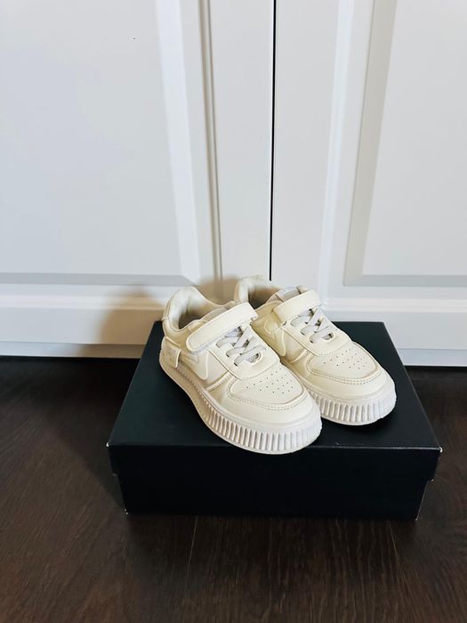 Adidasi albi , numarul 30 , pentru copii