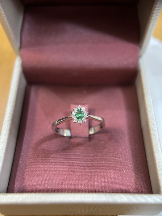 Inel Aur Alb 18k 2.70 ct cu diamante + smerald 0.25 ct