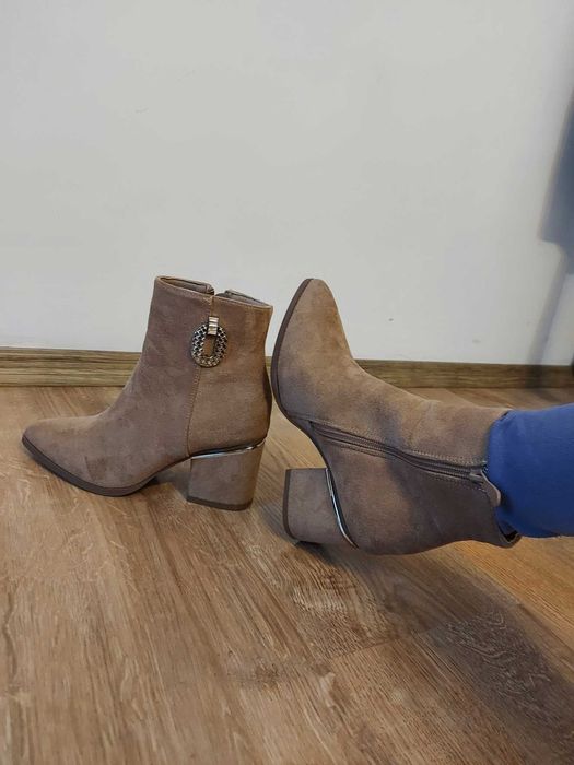 •	Botine noi, imitatie piele intoarsa si intarsii metalizate