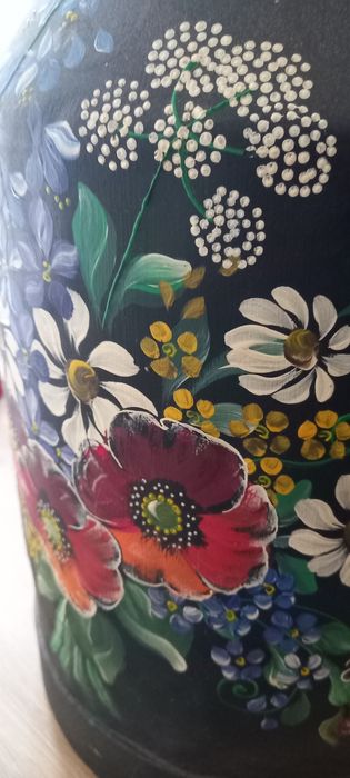 Pictură pe vase decorative